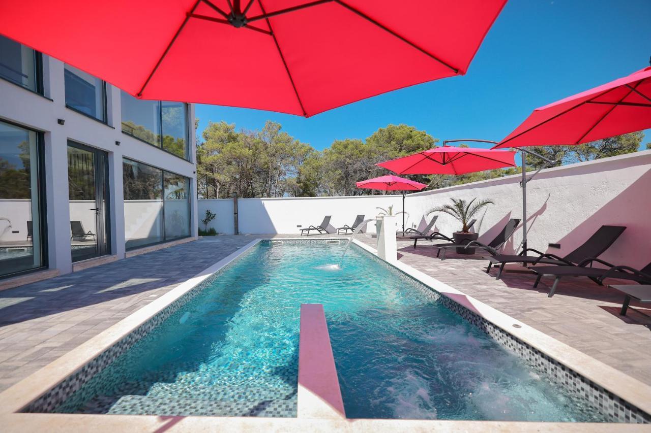 Rhapsody In Green - Luxury Villa In Zadar Crno Bagian luar foto
